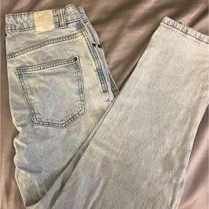 Zara light wash jeans size 4. Great condition, thick fabric